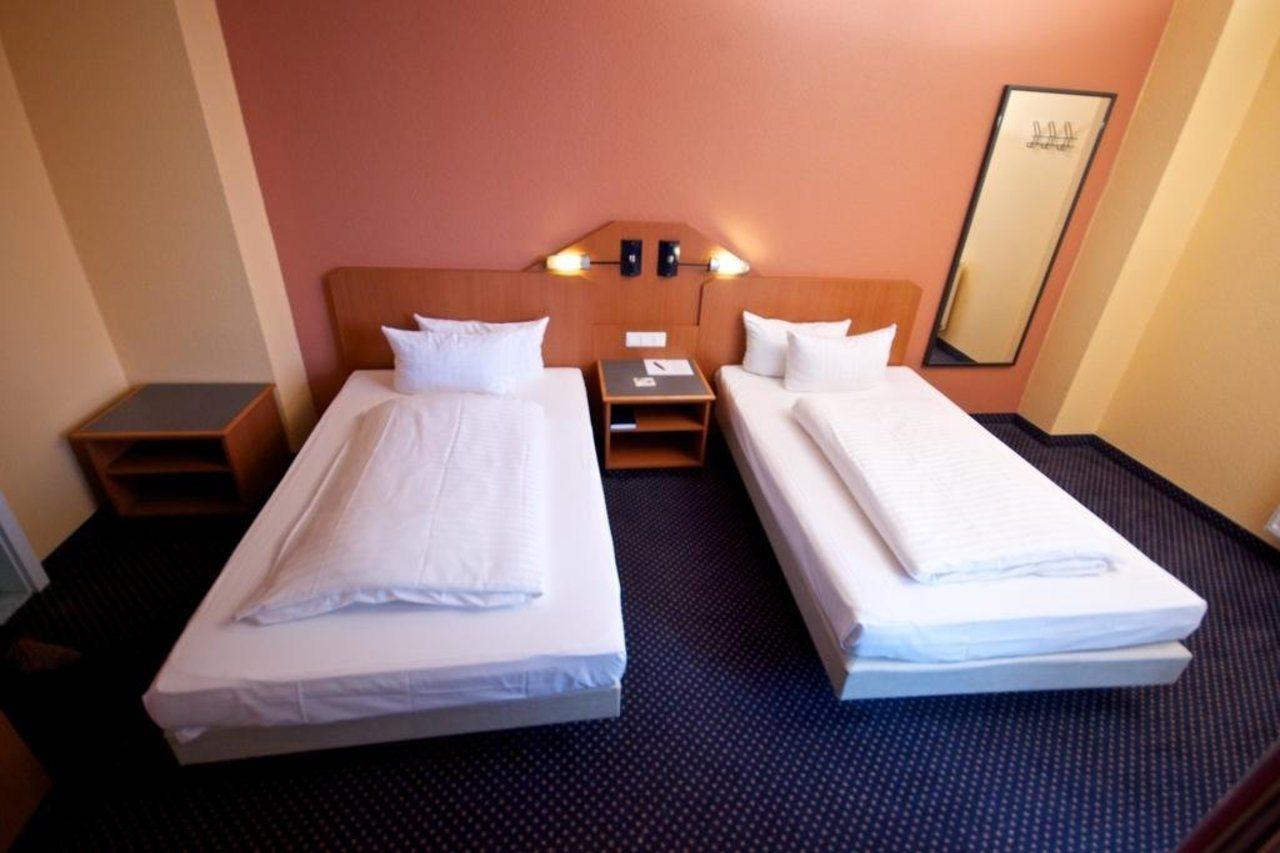 Arcadia Hotel Heidelberg Шветцинген Экстерьер фото