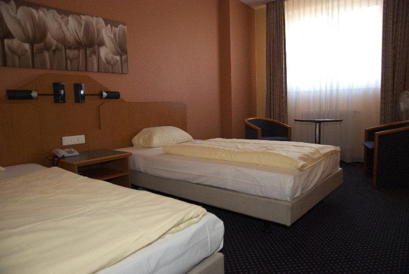 Arcadia Hotel Heidelberg Шветцинген Экстерьер фото